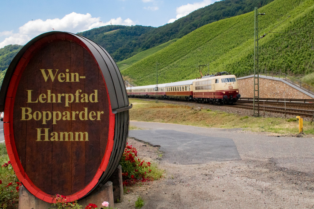 103 113 erreicht mit ihrem TEE den "Wein-Lehrpfad" im Boppard Hamm auf der linken Rheinstrecke, aufgenommen am 23.06.2019.