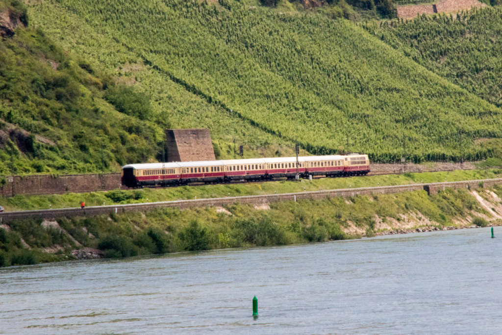 103 113 zieht ihrem TEE durch den Boppard Hamm auf der linken Rheinstrecke, aufgenommen am 23.06.2019.