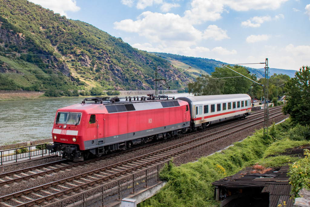 120 157 zieht einen IC Wagen durch Oberwesel auf der linken Rheinstrecke, aufgenommen am 23.06.2019.