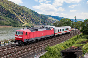 120 157 zieht einen IC Wagen durch Oberwesel auf der linken Rheinstrecke, aufgenommen am 23.06.2019.