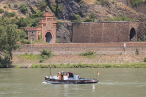 Mal ohne Zug, ein Schiff vor dem Loreleytunnel auf der rechten Rheinstrecke, aufgenommen am 23.06.2019.