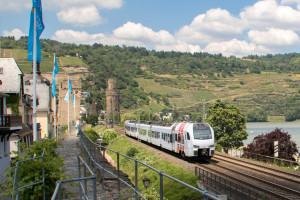 Ein 429 fährt durch Oberwesel auf der linken Rheinstrecke, aufgenommen am 23.06.2019.