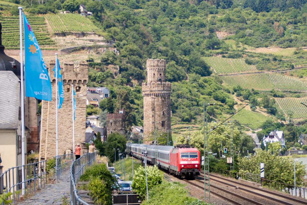 120 119 mit ihrem Intercity durch Oberwesel auf der linken Rheinstrecke, aufgenommen am 23.09.2019.