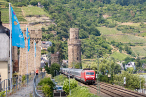 120 119 mit ihrem Intercity durch Oberwesel auf der linken Rheinstrecke, aufgenommen am 23.09.2019.