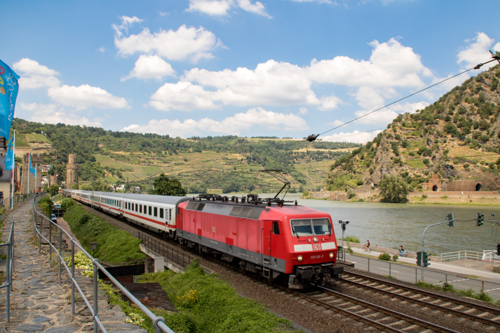 120 119 zieht ihren Intercity durch Oberwesel auf der linken Rheinstrecke, aufgenommen am 23.09.2019.