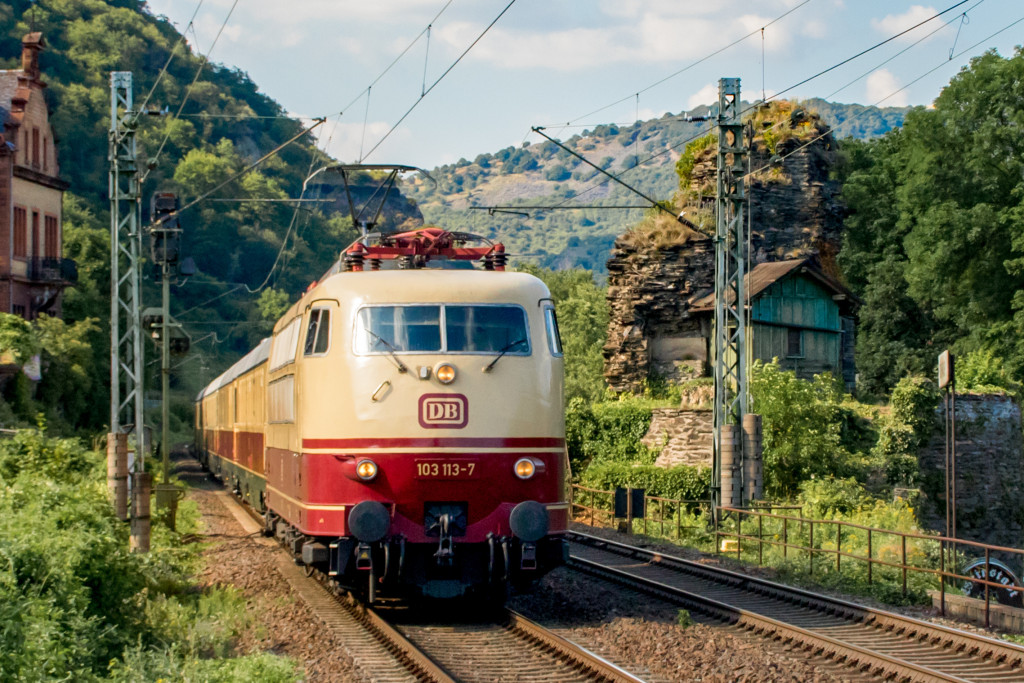 103 113 zieht ihren TEE am abgebrochenen Turm von Bacharach auf der linken Rheinstrecke vorbei, aufgenommen am 23.09.2019.