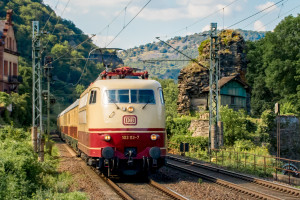 103 113 zieht ihren TEE am abgebrochenen Turm von Bacharach auf der linken Rheinstrecke vorbei, aufgenommen am 23.09.2019.