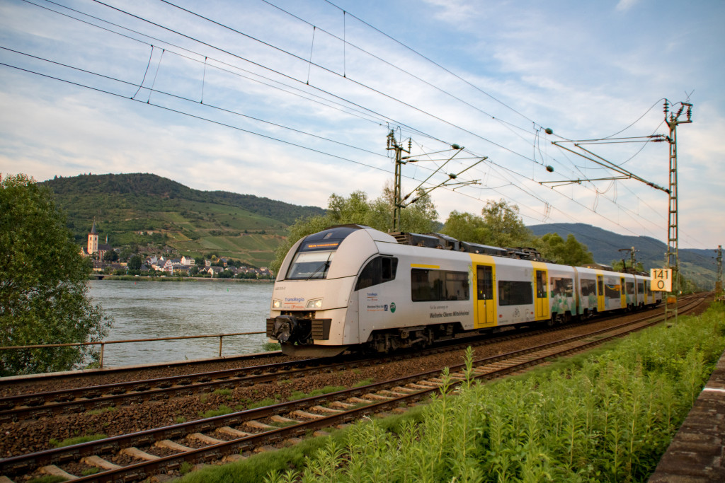 460 015 bei Rheindiebach auf der linken Rheinstrecke, auf der anderen Rheinseite blickt man nach Lorch, aufgenommen am 23.06.2019.