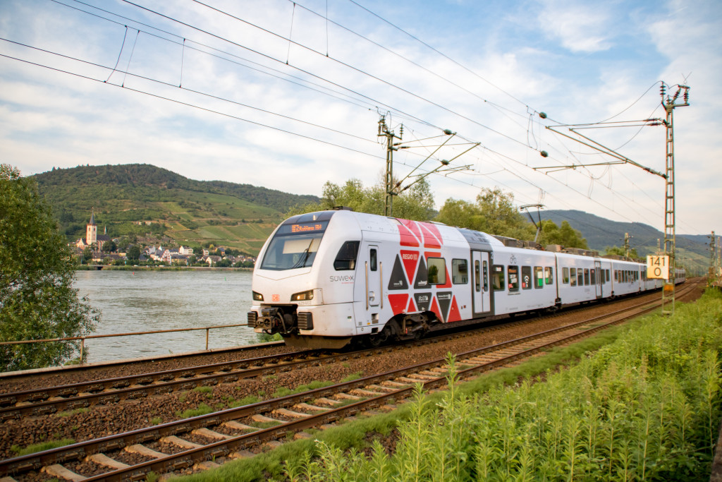 429 102 bei Rheindiebach auf der linken Rheinstrecke, auf der anderen Rheinseite blickt man nach Lorch, aufgenommen am 23.06.2019.