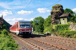 628 636 kommt als Heckeneilzug (Koblenz - Bingen - Bad Kreuznach -  Karlsruhe) durch Bacharach auf der linken Rheinstrecke, aufgenommen am 23.06.2019.