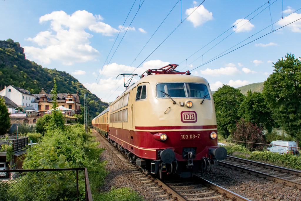 103 113 zieht ihren TEE durch Bacharach auf der linken Rheinstrecke, aufgenommen am 23.09.2019.