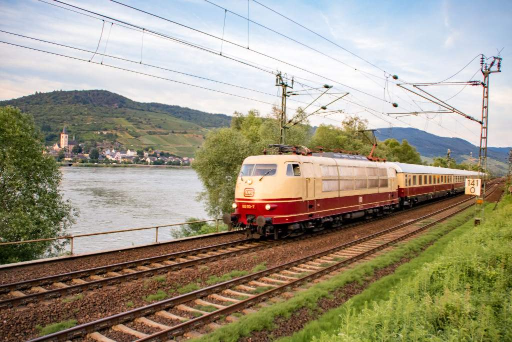 103 113 ist mir ihrem TEE bei Rheindiebach auf der linken Rheinstrecke, auf der anderen Rheinseite blickt man nach Lorch, aufgenommen am 23.06.2019.
