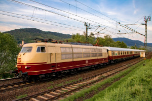 103 113 bei Rheindiebach auf der linken Rheinstrecke, aufgenommen am 23.06.2019.