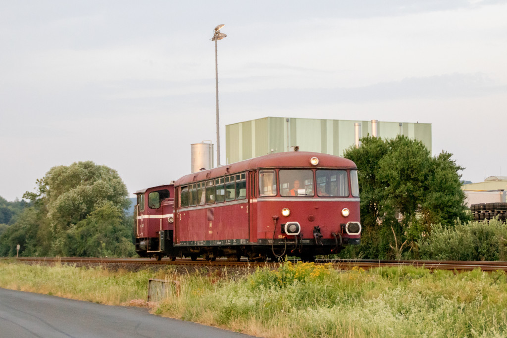 798 829 und 332 227 bei Biskirchen auf der Lahntalbahn, aufgenommen am 30.06.2019.