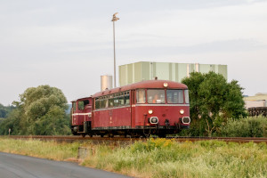 798 829 und 332 227 bei Biskirchen auf der Lahntalbahn, aufgenommen am 30.06.2019.