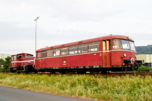 798 829 und 332 227 in der nähe von Biskirchen auf der Lahntalbahn, aufgenommen am 30.06.2019.