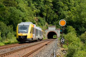 Ein LINT der HLB verlässt den Schmidtskopftunnel auf der Lahntalbahn, aufgenommen am 02.07.2019.