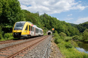 Ein LINT der HLB am Vorsignal von Gräveneck auf der Lahntalbahn, aufgenommen am 02.07.2019.