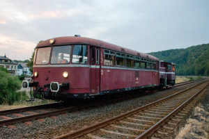 798 829 und 332 227 bei Aumenau auf der Lahntalbahn, aufgenommen am 30.06.2019.