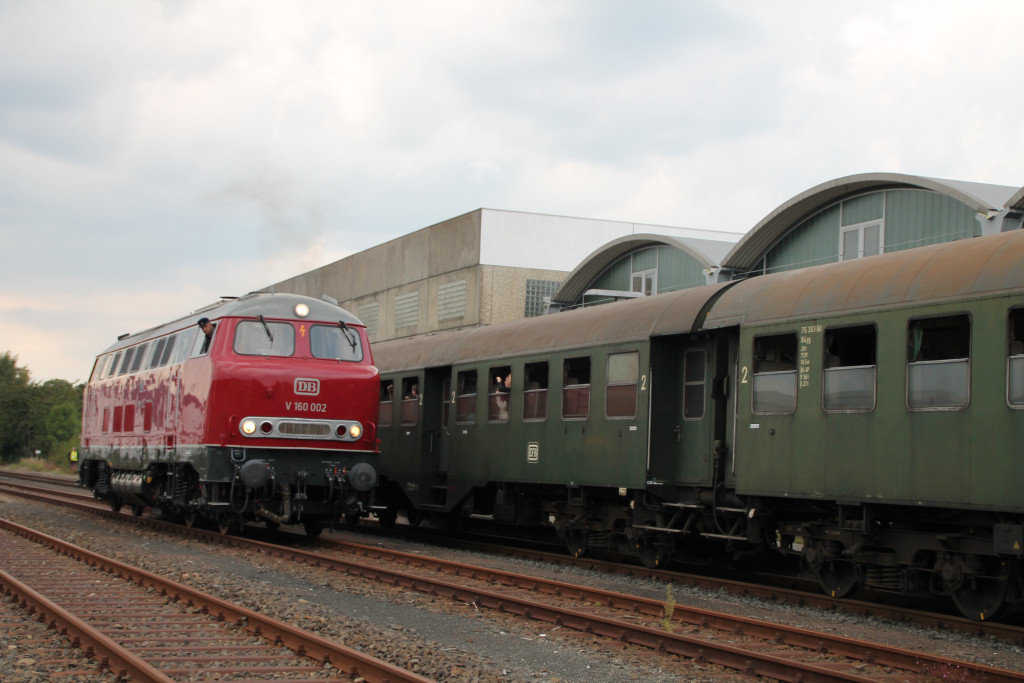 V160 002 setzt im Bahnhof Allendorf (Eder) auf die andere Seite ihres Zuges um, aufgenommen am 12.09.2015.