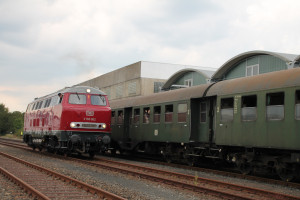 V160 002 setzt im Bahnhof Allendorf (Eder) auf die andere Seite ihres Zuges um, aufgenommen am 12.09.2015.