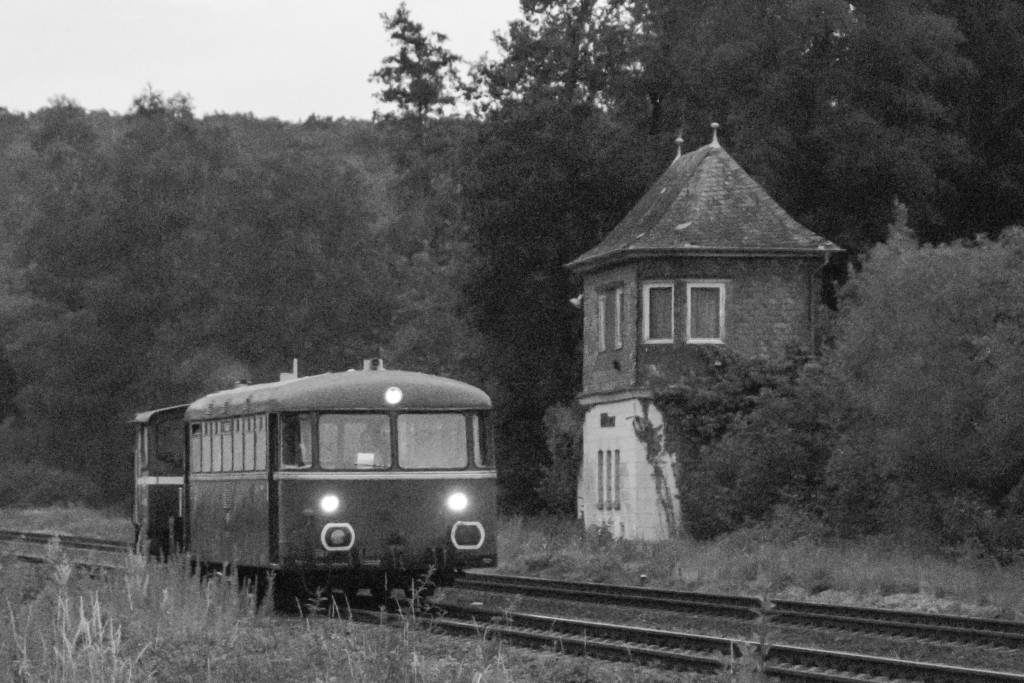 798 829 und 332 227 bei Villmar auf der Lahntalbahn, aufgenommen am 30.06.2019.