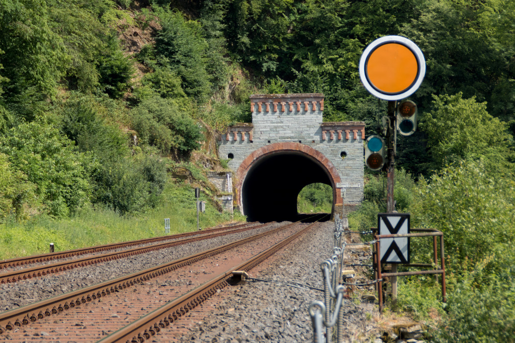 Der Schmidtskopftunnel bei Gräveneck auf der Lahntalbahn, aufgenommen am 02.07.2019.