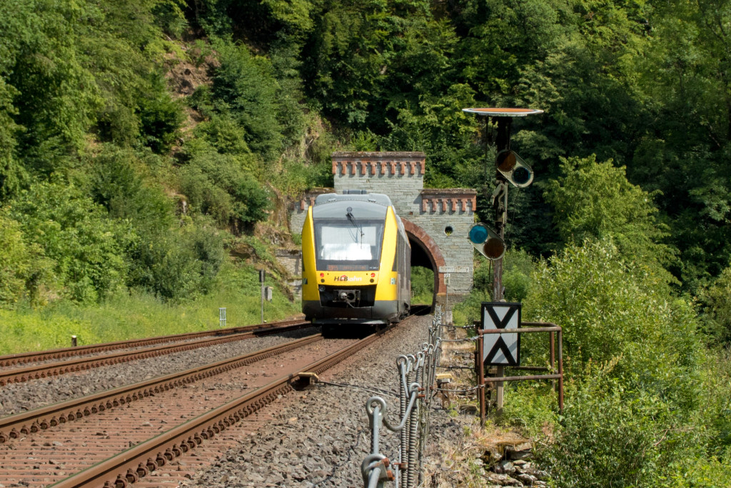 Ein LINT am Vorsignal von Gräveneck auf der Lahntalbahn, aufgenommen am 02.07.2019.