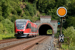 643 037 verlässt den Schmidtskopftunnel auf der Lahntalbahn, aufgenommen am 02.07.2019.