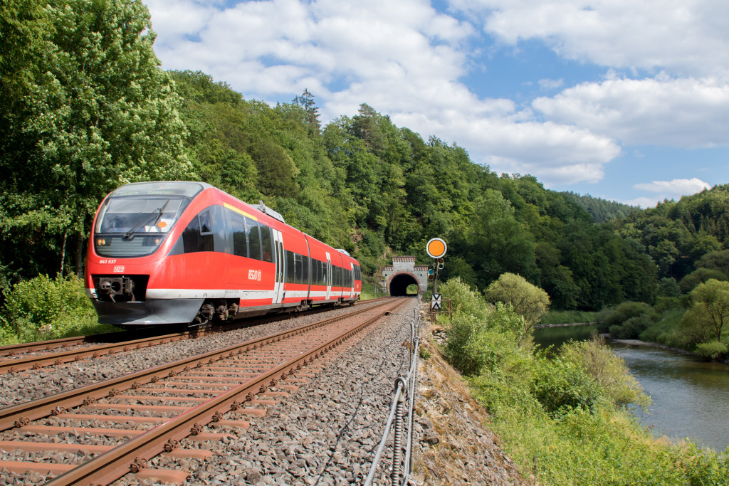 643 037 am Vorsignal von Gräveneck auf der Lahntalbahn, aufgenommen am 02.07.2019.