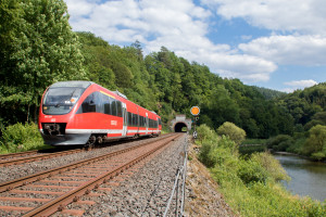 643 037 am Vorsignal von Gräveneck auf der Lahntalbahn, aufgenommen am 02.07.2019.