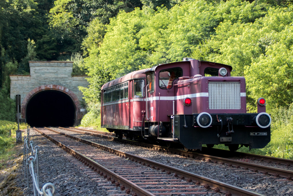 798 829 und 332 227 kurz vor dem Michelsberger Tunnel auf der Lahntalbahn, aufgenommen am 02.07.2019.
