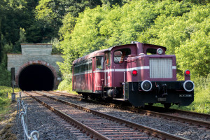 798 829 und 332 227 kurz vor dem Michelsberger Tunnel auf der Lahntalbahn, aufgenommen am 02.07.2019.