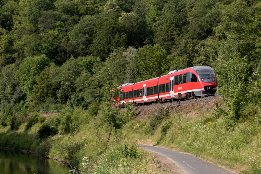 643 037 bei Gräveneck auf der Lahntalbahn, aufgenommen am 02.07.2019.