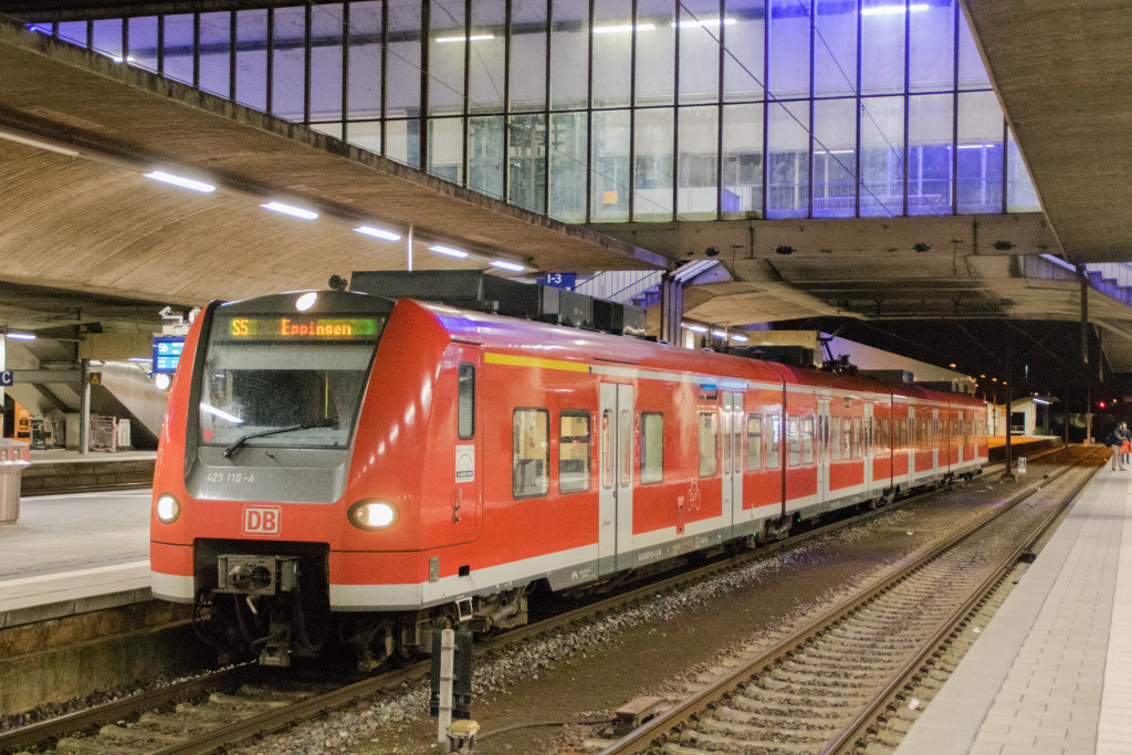 425 110 steht als S5 im Heidelberger Hauptbahnhof, aufgenommen am 21.10.2019.