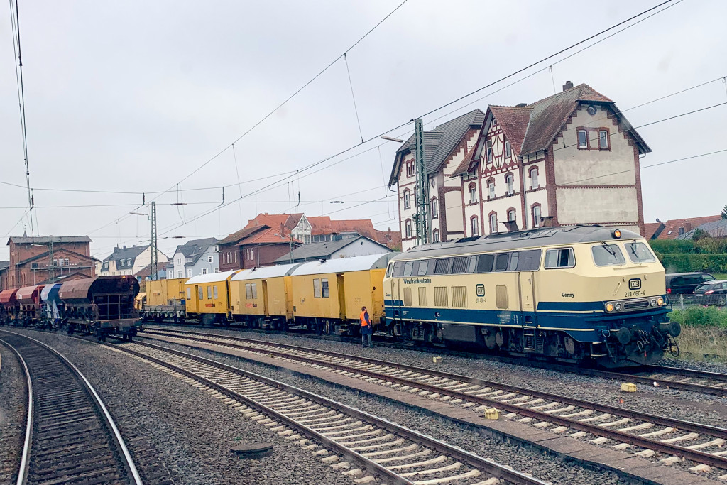218 460 steht mit einem Bauzug im Bahnhof Kirchhain auf der Main-Weser-Bahn, aufgenommen am 23.10.2019.