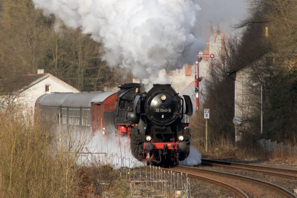 52 1360 verlässt den Weilburger Tunnel auf der Lahntalbahn, aufgenommen am 28.12.2019.