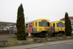 Die Wagenkästen des zerlegten 609 008 steht vor dem HLB Betriebsgelände in Butzbach, aufgenommen am 10.12.2020.