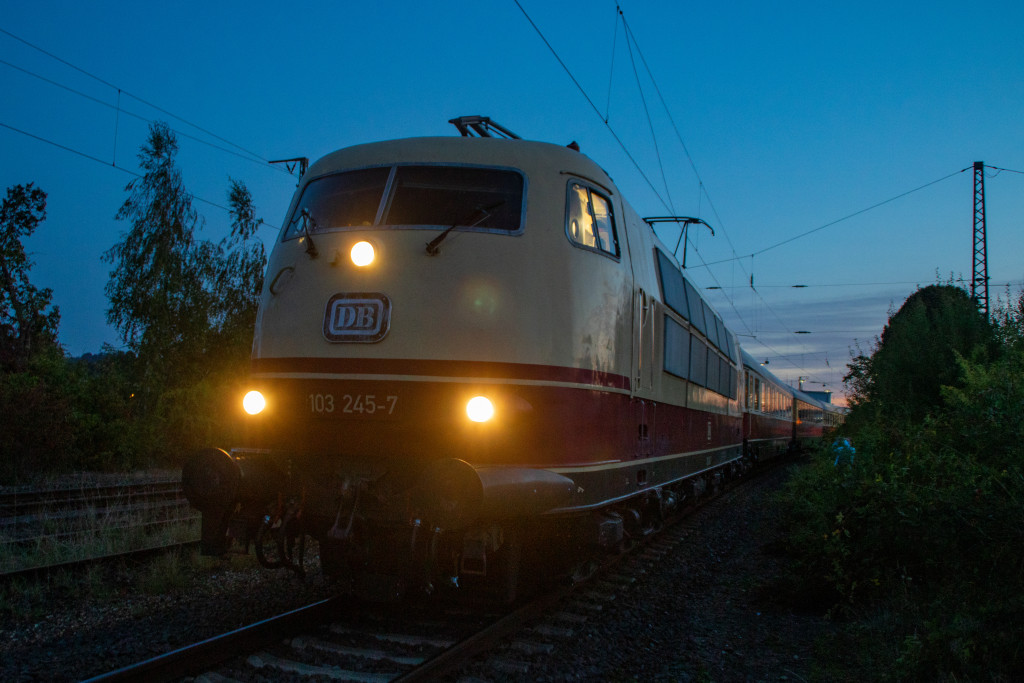 103 245 steht mit ihrem TEE Sonderzug im Bahnhof Lollar, aufgenommen am 19.09.2020.