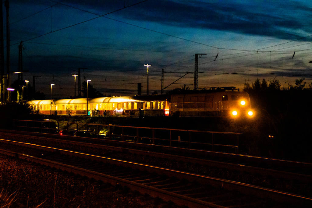 Ein TEE Sonderzug steht vor dem Stellwerk im nächtlichen Bahnhof Lollar, aufgenommen am 19.09.2020.