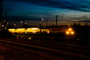 Ein TEE Sonderzug steht vor dem Stellwerk im nächtlichen Bahnhof Lollar, aufgenommen am 19.09.2020.