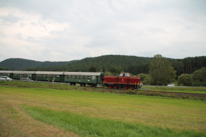 V65 001 erreicht gleich den Bahnhof Münchhausen, aufgenommen am 12.09.2015.