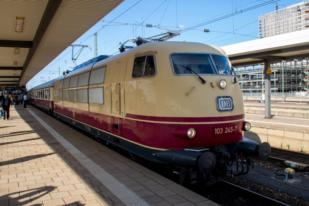 103 245 steht mit ihrem Sonderzug im Bahnhof Nürnberg Hbf, aufgenommen am 19.09.2020.