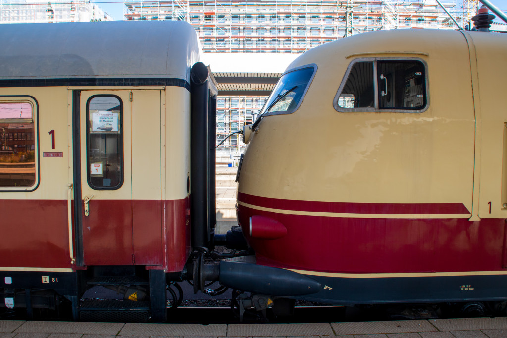 103 245 hängt an ihrem Sonderzug im Bahnhof Nürnberg Hbf, aufgenommen am 19.09.2020.