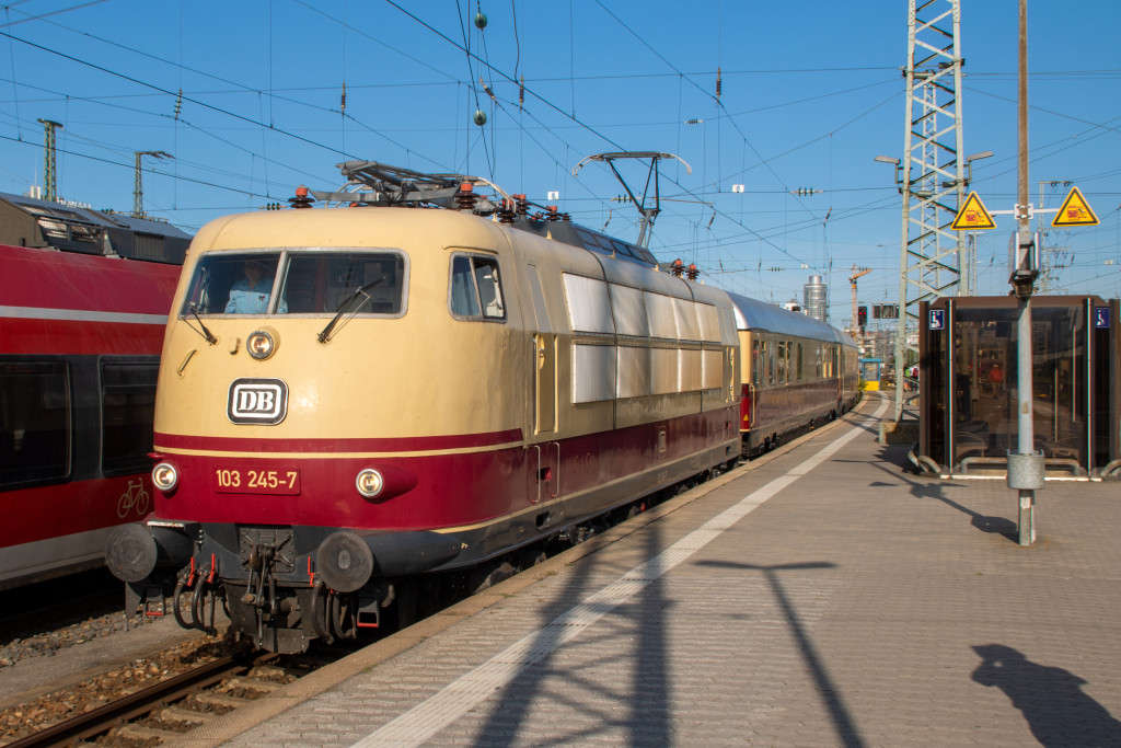 103 245 erreicht mit Sonderzug den Bahnsteig im Bahnhof Nürnberg Hbf, aufgenommen am 19.09.2020.