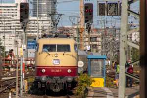 103 245 rangiert ihren Sonderzug an den Bahnsteig im Bahnhof Nürnberg Hbf, aufgenommen am 19.09.2020.