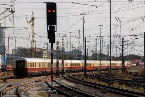 103 245 rangiert ihren Sonderzug im Bahnhof Nürnberg Hbf, aufgenommen am 19.09.2020.