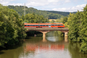 442 110 überquert die Lahnbrücke bei Marburg-Gisselberg, aufgenommen am 04.08.2019.