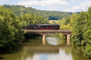 Schnellzugdampflok 01 118 überquert die Lahnbrücke bei Marburg-Gisselberg, aufgenommen am 04.08.2019.