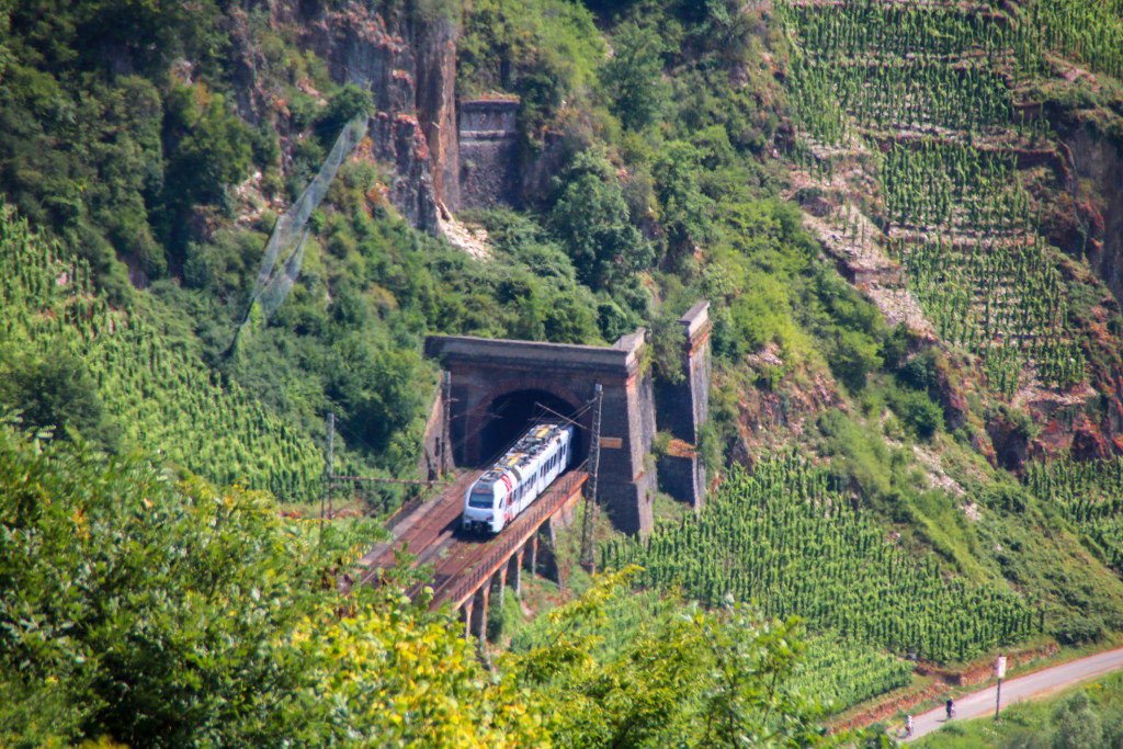 Ein FLIRT der DB verschwindet im Prinzenkopftunnel auf der Moselstrecke, aufgenommen am 18.07.2020.